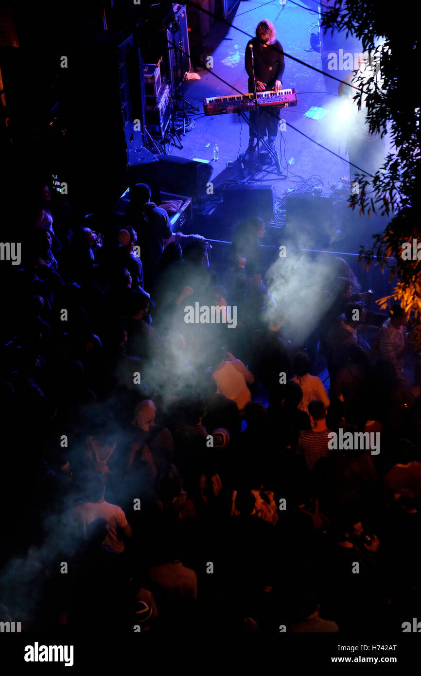 Jerusalem, Israel 2. November 2016 - Menschen genießen kostenlose Musik-Leistung während der Indie-Stadtfest "die verfügt über musikalische Darbietungen in den Straßen, Bars und anderen Orten in der Innenstadt von Jerusalem Hervorhebung helle neue Flurnamen der unabhängigen Musikszene Credit: Eddie Gerald/Alamy Live News Stockfoto