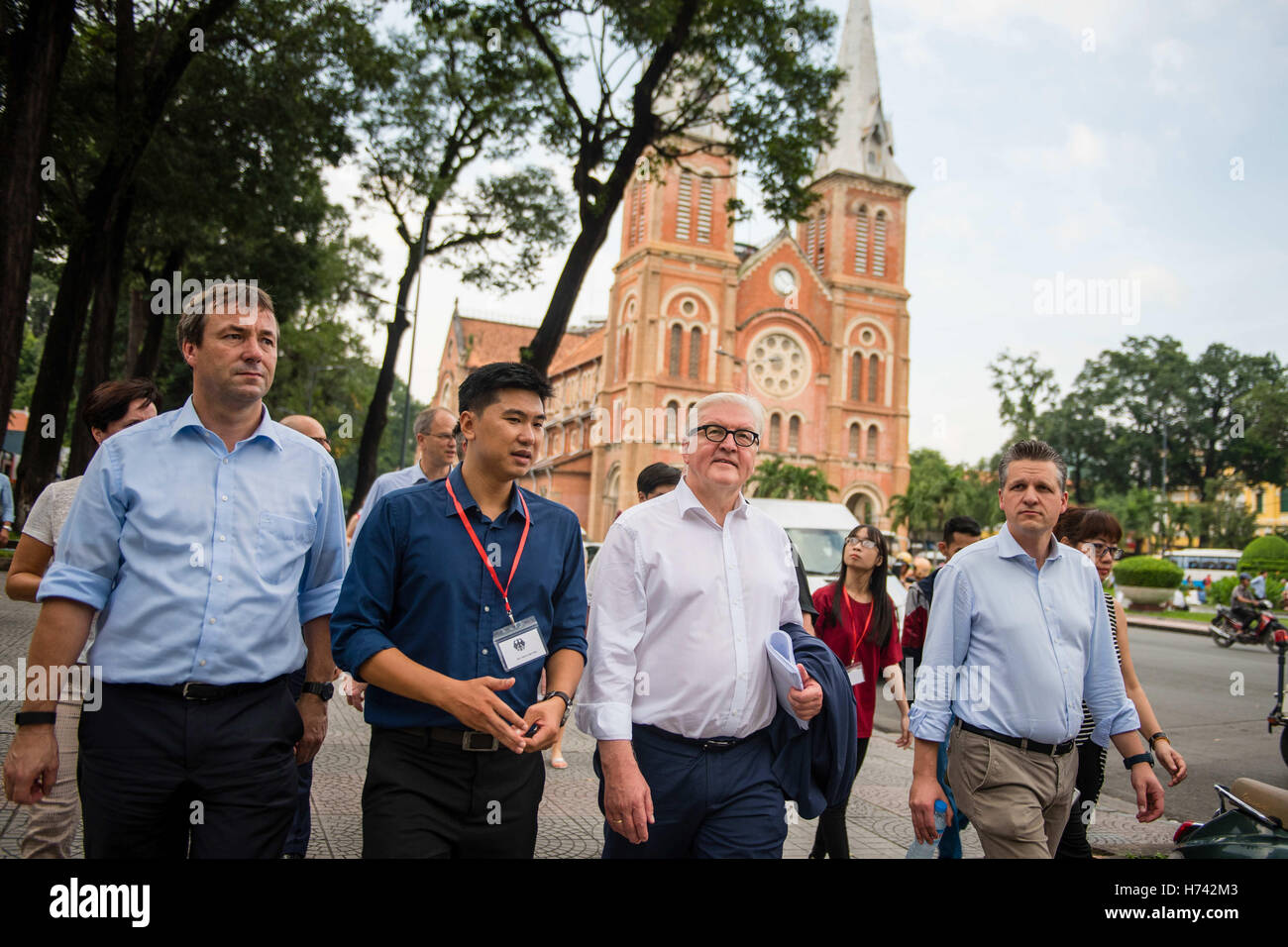 Ho-Chi-Minh-Stadt, Vietnam. 31. Oktober 2016. Frank-Walter Steinmeier, Außenminister von Deutschland (3-L), vor dem Neo-romanischen Kathedrale Notre-Dame bei einer Stadtrundfahrt in Ho-Chi-Minh-Stadt, Vietnam, 31. Oktober 2016. Der Besuch war Teil des Steinmeiers drei-Tages-Tour von der Sozialistischen Republik Vietnam. Foto: Gregor Fischer/Dpa/Alamy Live News Stockfoto