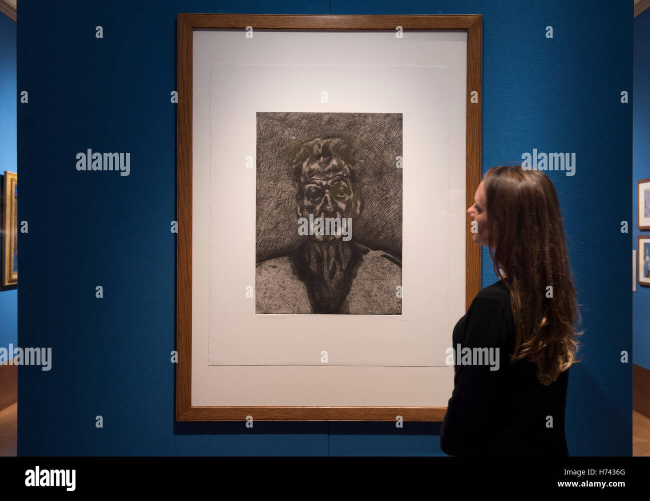 Der Königin Galerie, Buckingham Palace, London, UK. 3. November 2016. Porträts von Künstlern von Rubens und Rembrandt, Hockney und The Duke of Edinburgh gehen in neue Ausstellung in der Queen Gallery in einer Ausstellung vom 4. November 2016 bis 17. April 2017. Foto: Lucien Freud, Selbstporträt: Reflexion, 1996, mit einer Galerie Mitarbeiter. Bildnachweis: Artsimages/Alamy Live-Nachrichten. Stockfoto