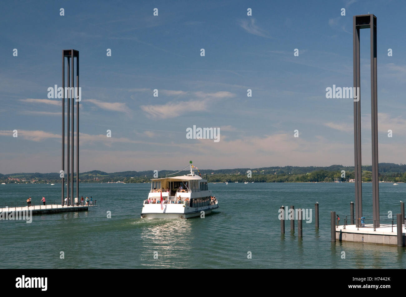 Leuchttürme und Schiffe an der Hafeneinfahrt von Bregenz, Bodensee, Vorarlberg, Austria, Europe Stockfoto
