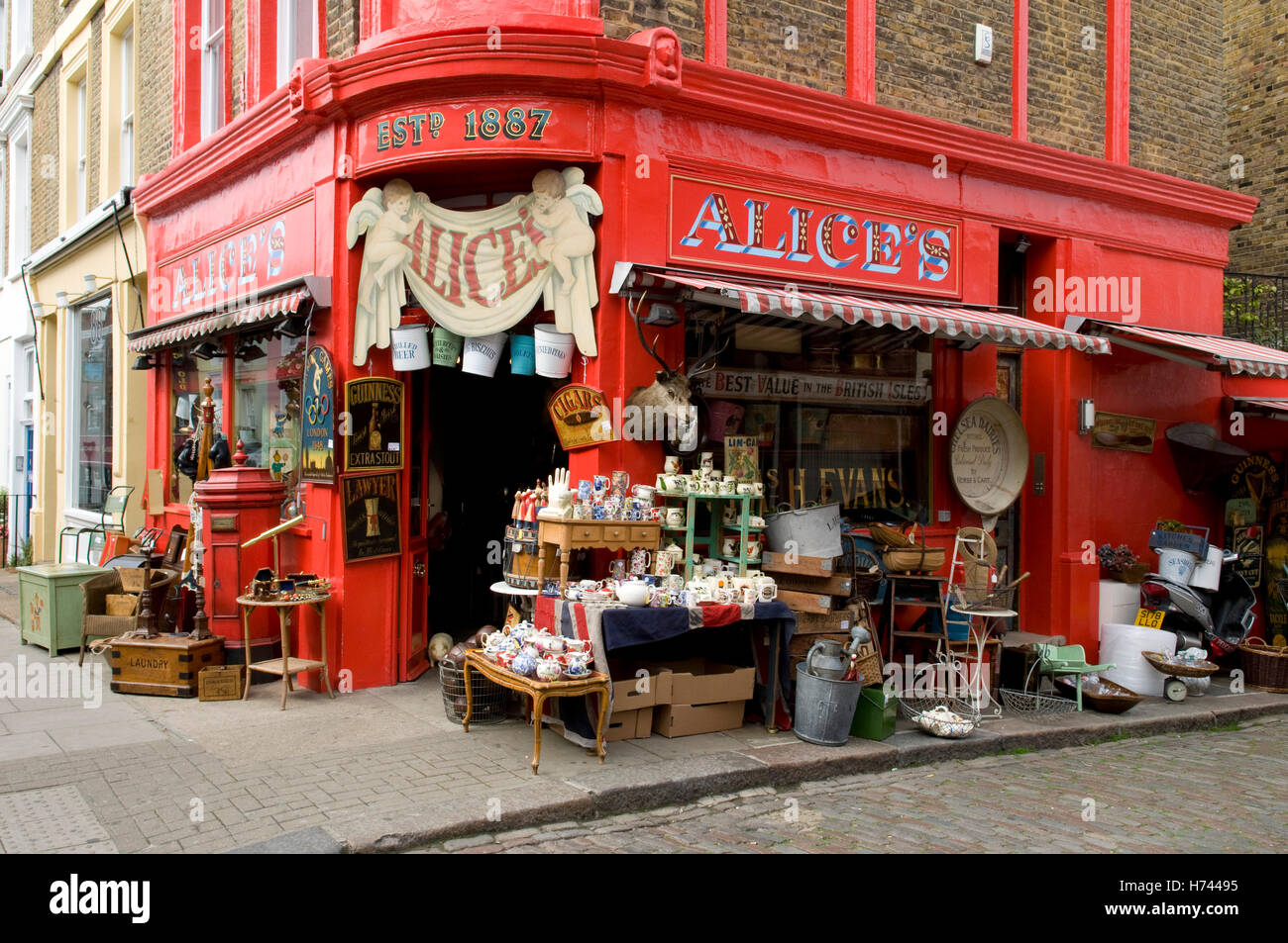 Trödel und Antiquitäten bei Alice in Portobello Road, Notting Hill, London, England, Vereinigtes Königreich, Europa Stockfoto