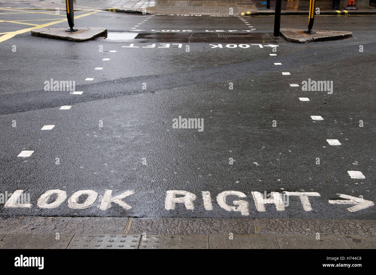 Fußgängerüberweg, "Look right", London, England, Vereinigtes Königreich, Europa Stockfoto