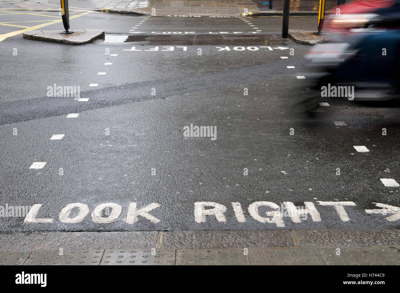 Fußgängerüberweg, "Look right", London, England, Vereinigtes Königreich, Europa Stockfoto