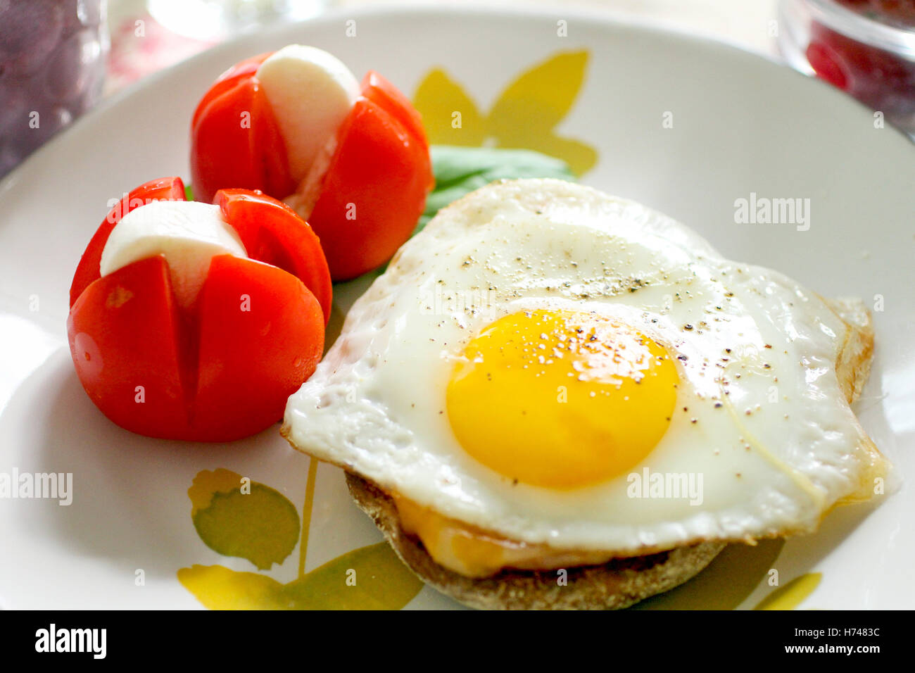Käse in Tomate mit Ei Braten, leichte gesunde Mahlzeit Stockfoto