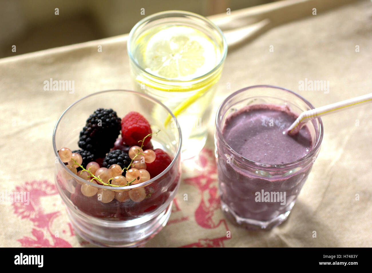 Heidelbeer-Smoothie, Glas gemischte Beeren und Limonade Stockfoto