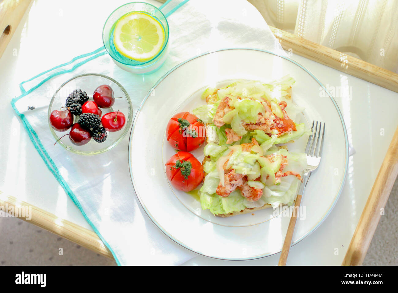 Gesunde Mahlzeit mit Tomatensalat, Himbeere und Limonade Stockfoto