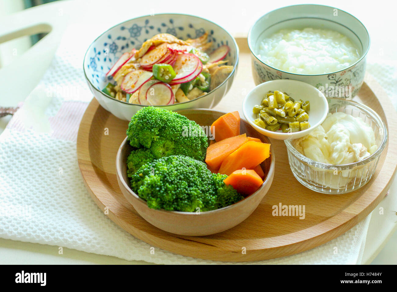 Gesunde Mahlzeit mit Brokkoli, Kartoffeln und Reisbrei Stockfoto