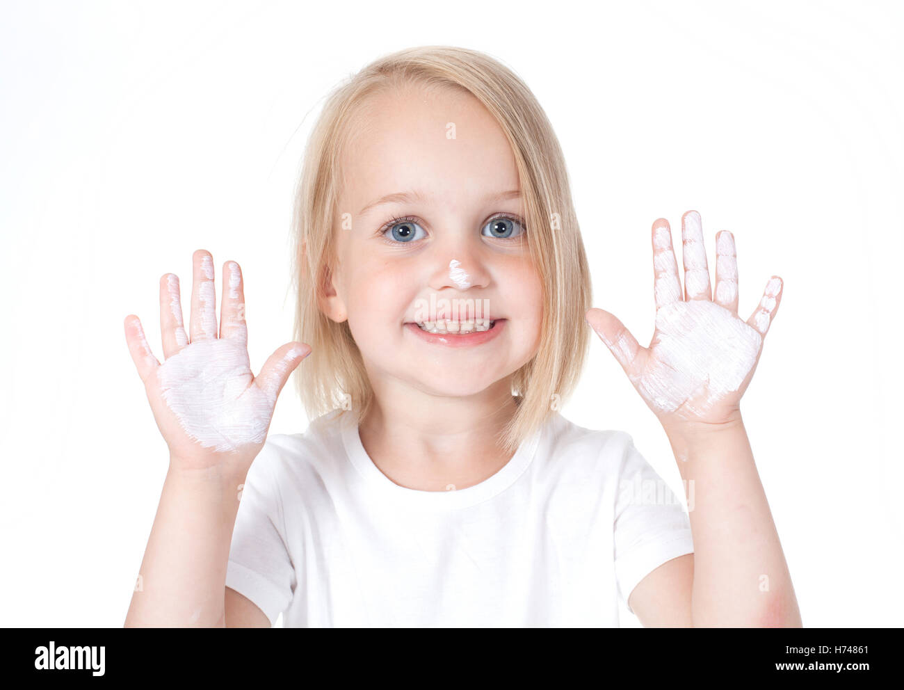 Kind mit bemalten Händen auf einem weißen Hintergrund Stockfoto