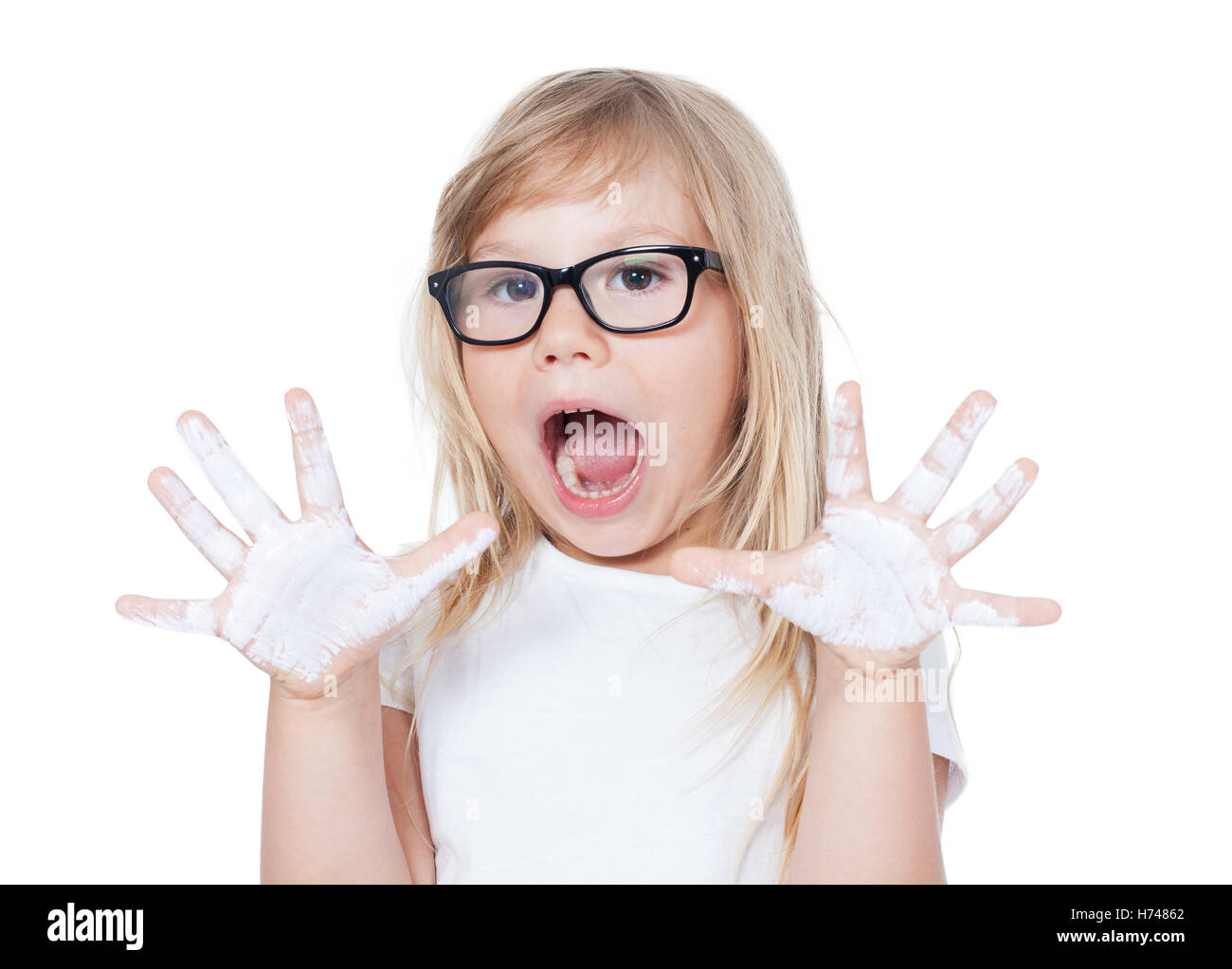 Kind mit bemalten Händen auf einem weißen Hintergrund Stockfoto