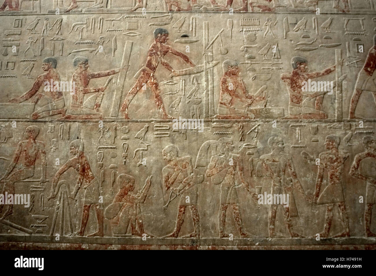 Ägypten. Sakkara. Mastaba des Ti. Ca. 2400 v. Chr. 5. Dynastie. Altes Königreich. Relief Darstellung Handwerker Holz schneiden. Stockfoto