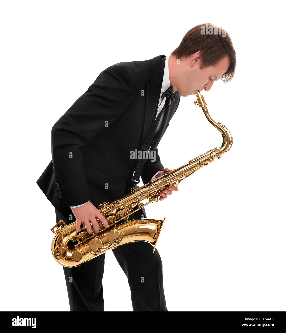 Saxophonist in einen Smoking spielt Musik am Saxophon. Stockfoto