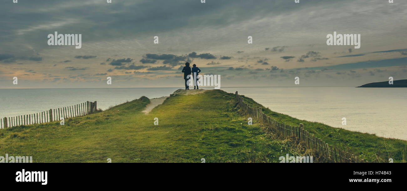 zwei Freunde betrachten Leben im stehen an der Spitze der Landzunge Clonakilty, Irland, 2016. Stockfoto