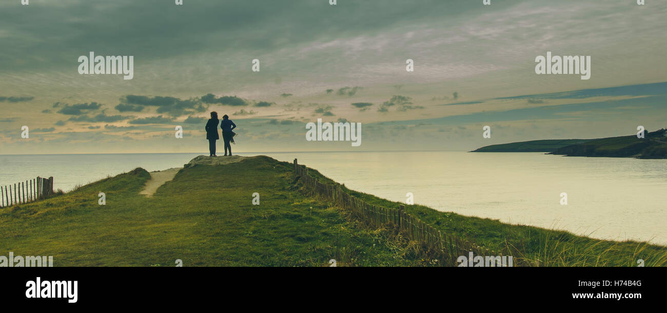 zwei Freunde betrachten Leben im stehen an der Spitze der Landzunge Clonakilty, Irland, 2016. Stockfoto