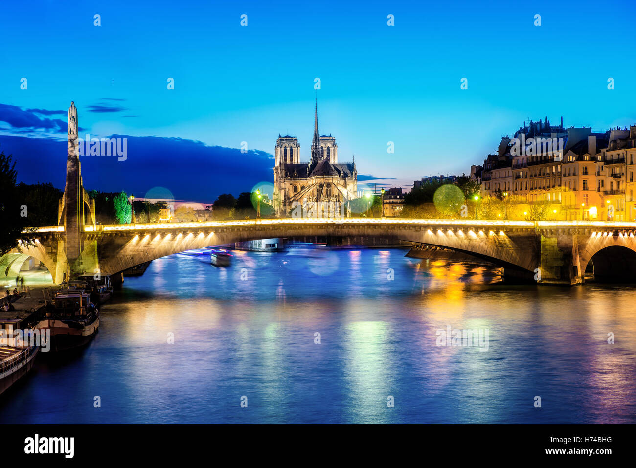 Notre-Dame de Paris in der Nacht und das Seineufer Frankreich in die Stadt Paris in Frankreich Stockfoto