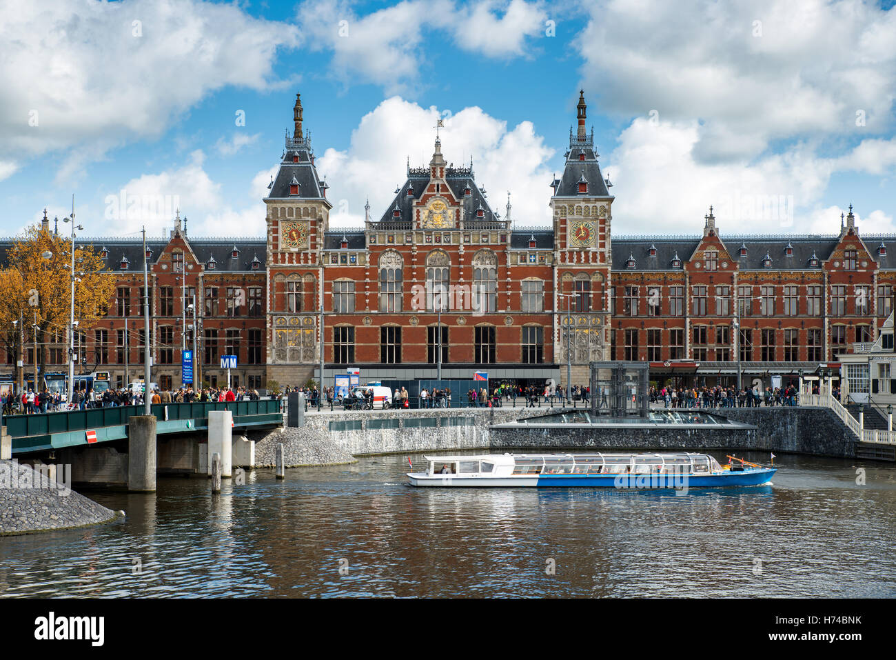 Grachtenfahrt Boot vor Amsterdam Hauptbahnhof in Amsterdam, Niederlande Stockfoto