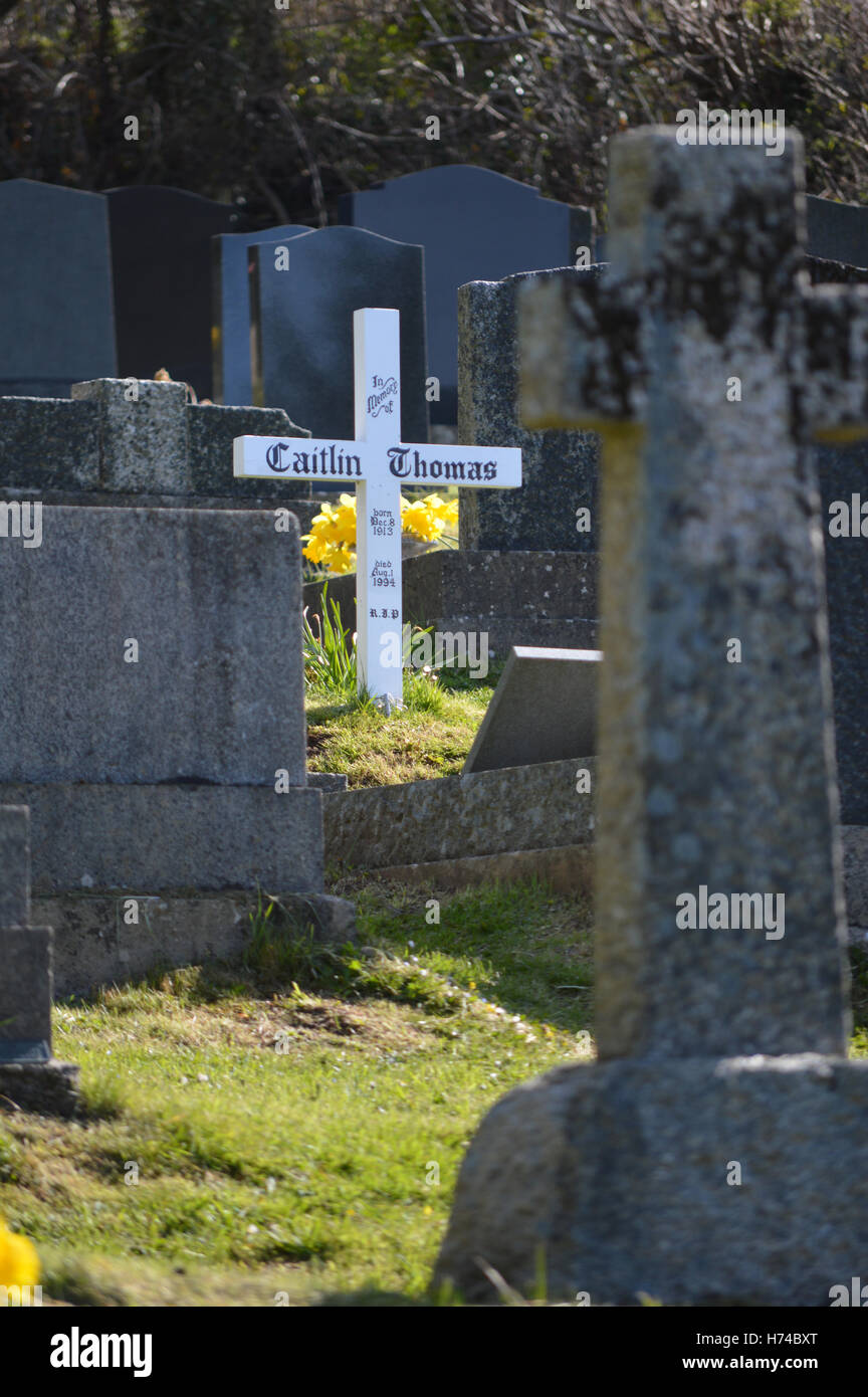 Grab von Caitlin Thomas, Ehefrau von Dichter Dylan Thomas, am St.-Martins Kirche, Laugharne, Carmarthenshire, Wales Stockfoto