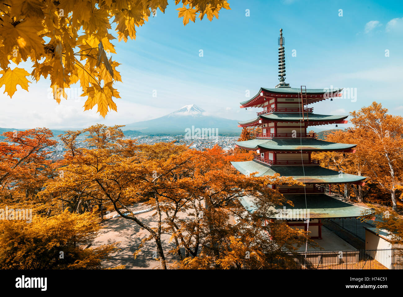 Mt. Fuji und rote Pagode mit Herbst Farben in Japan, Japan Herbstsaison. Stockfoto
