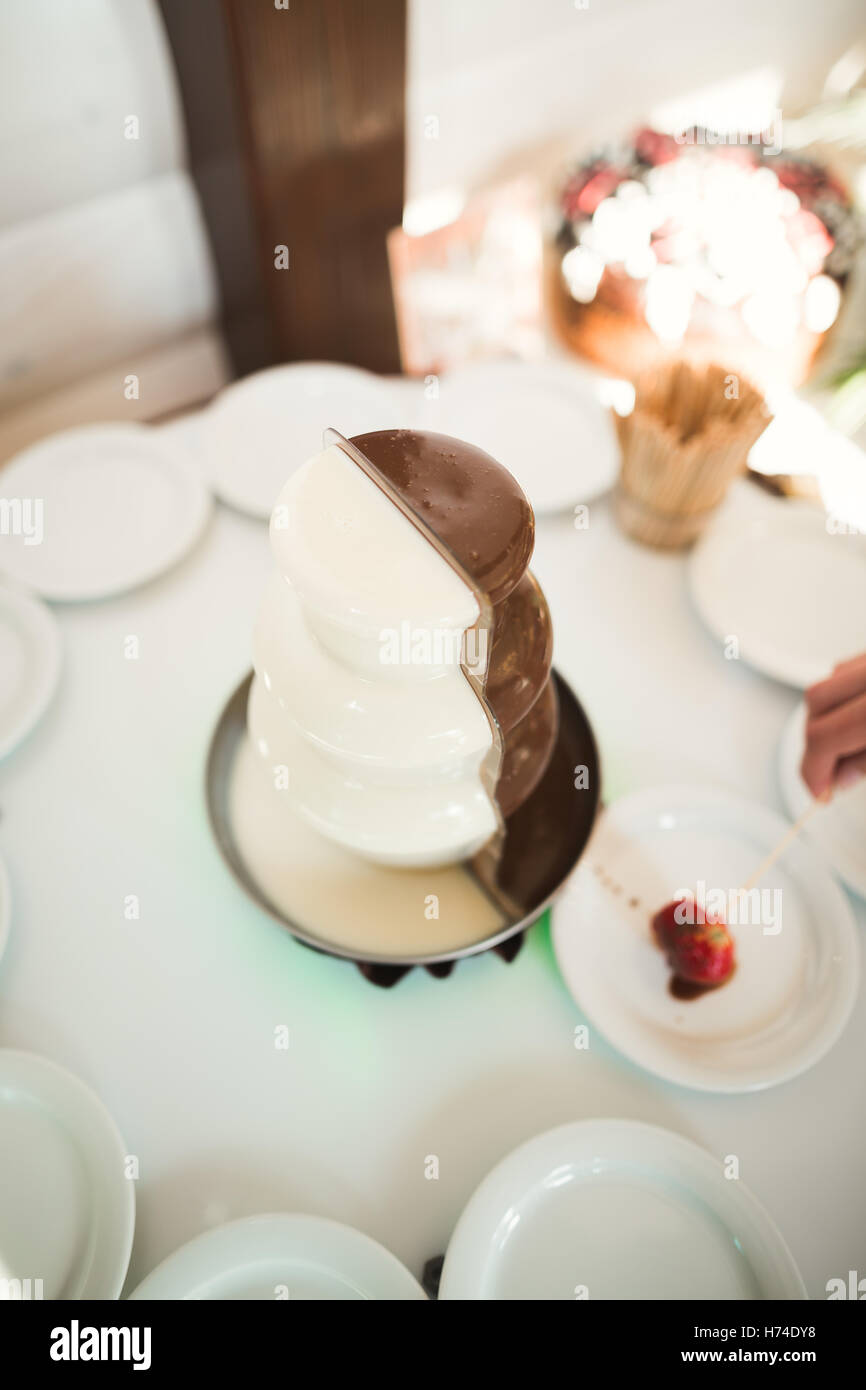 Köstliche und lecker Desserttisch mit Cupcakes Schüsse auf Empfang closeup Stockfoto