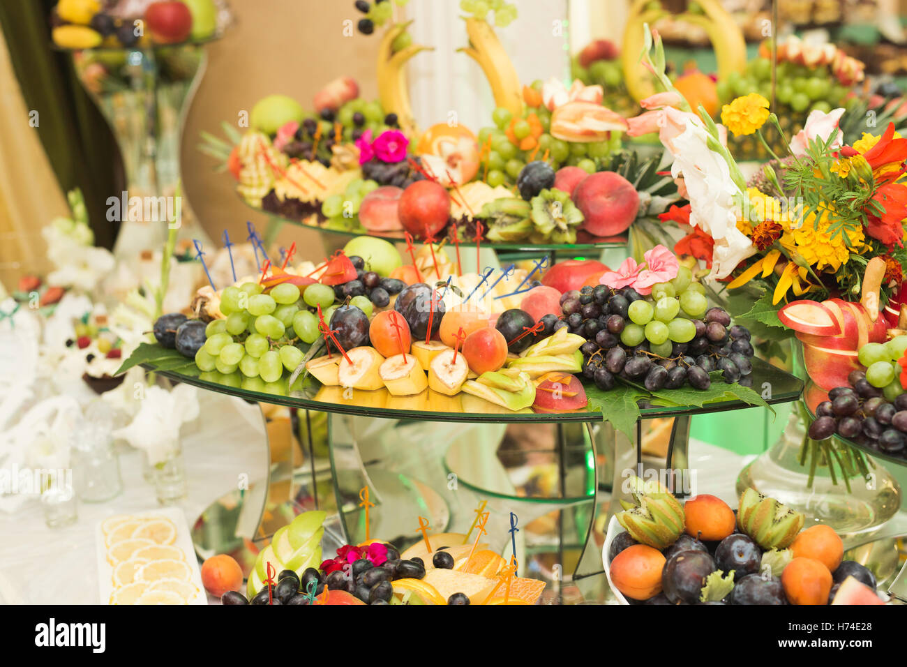 Verschiedene Susse Frucht In Scheiben Geschnitten Auf Einem Buffet Tisch Stockfotografie Alamy