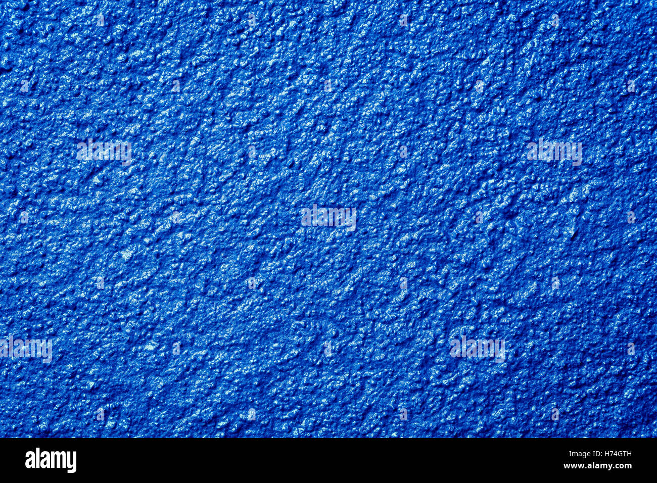 blaue Details Closeup moderne moderne Industrie industrielle grobe schwarze dunkelhäutige kohlschwarze tiefschwarze Silber Korn Linien eiserne Wand Stockfoto