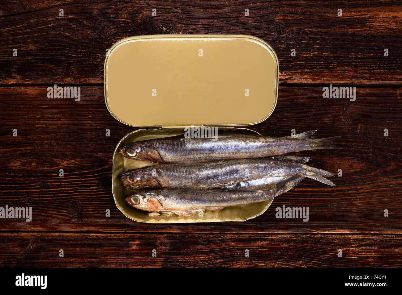 Lebensmittel Nahrungsmittel isoliert Closeup braun bräunlich Brünette Horizontalwinkel Fisch golden Stahl Metall traditionelle offene Zinn gourmet Stockfoto