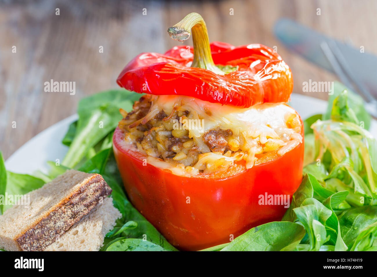 gefüllte Paprika mit Fleischsauce und Käse gebacken Stockfoto