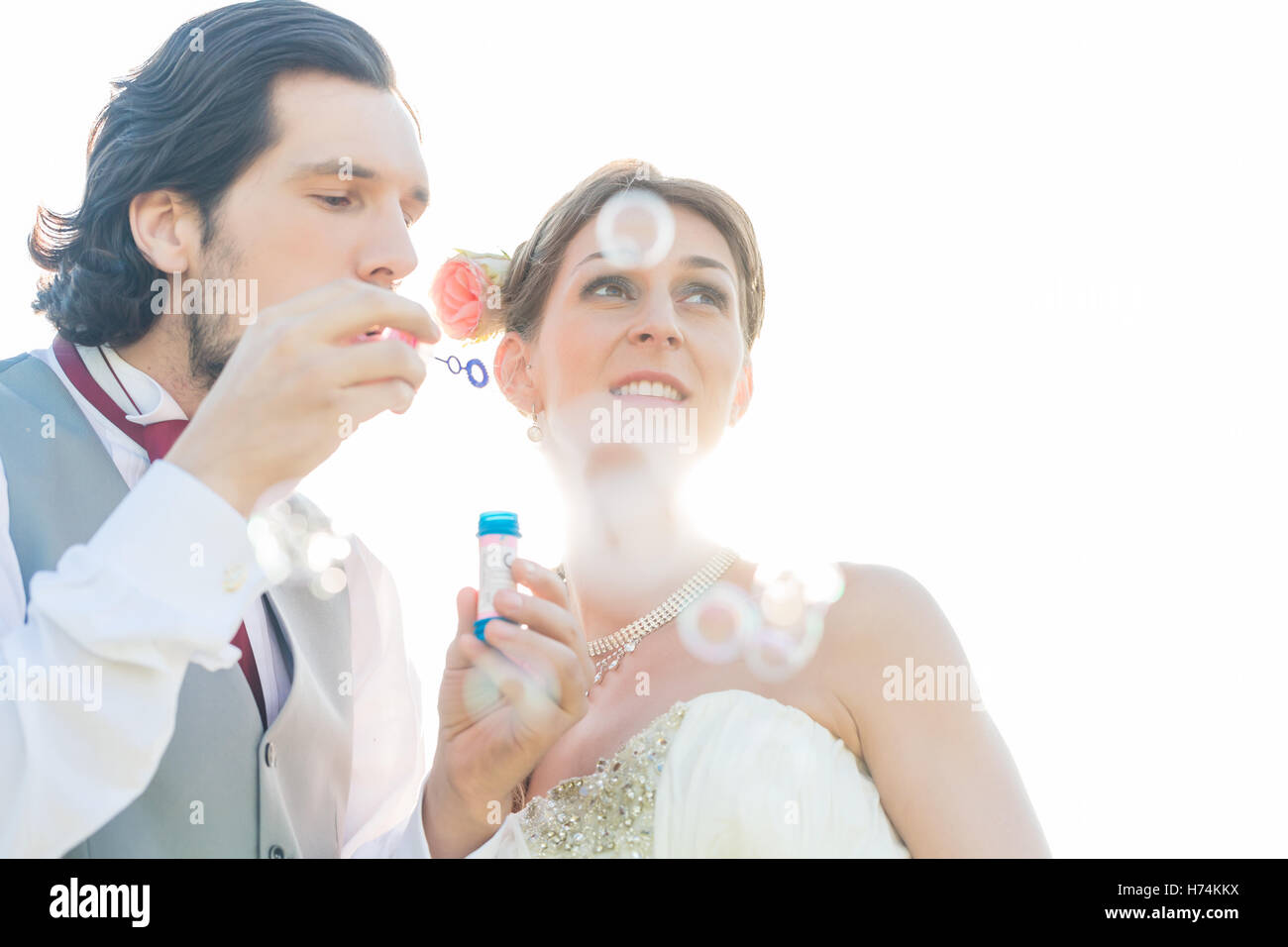 Frau romantische Feld feiern ausgelassene schwelgt feiert Hochzeit Hochzeit Hochzeit Zeremonie Hochzeit Zeremonie Lebenspartnerschaft Stockfoto