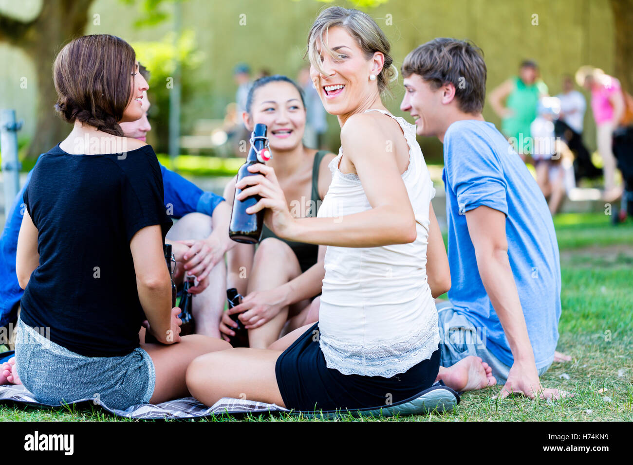 Freunde, trinken Bier am See Stockfoto