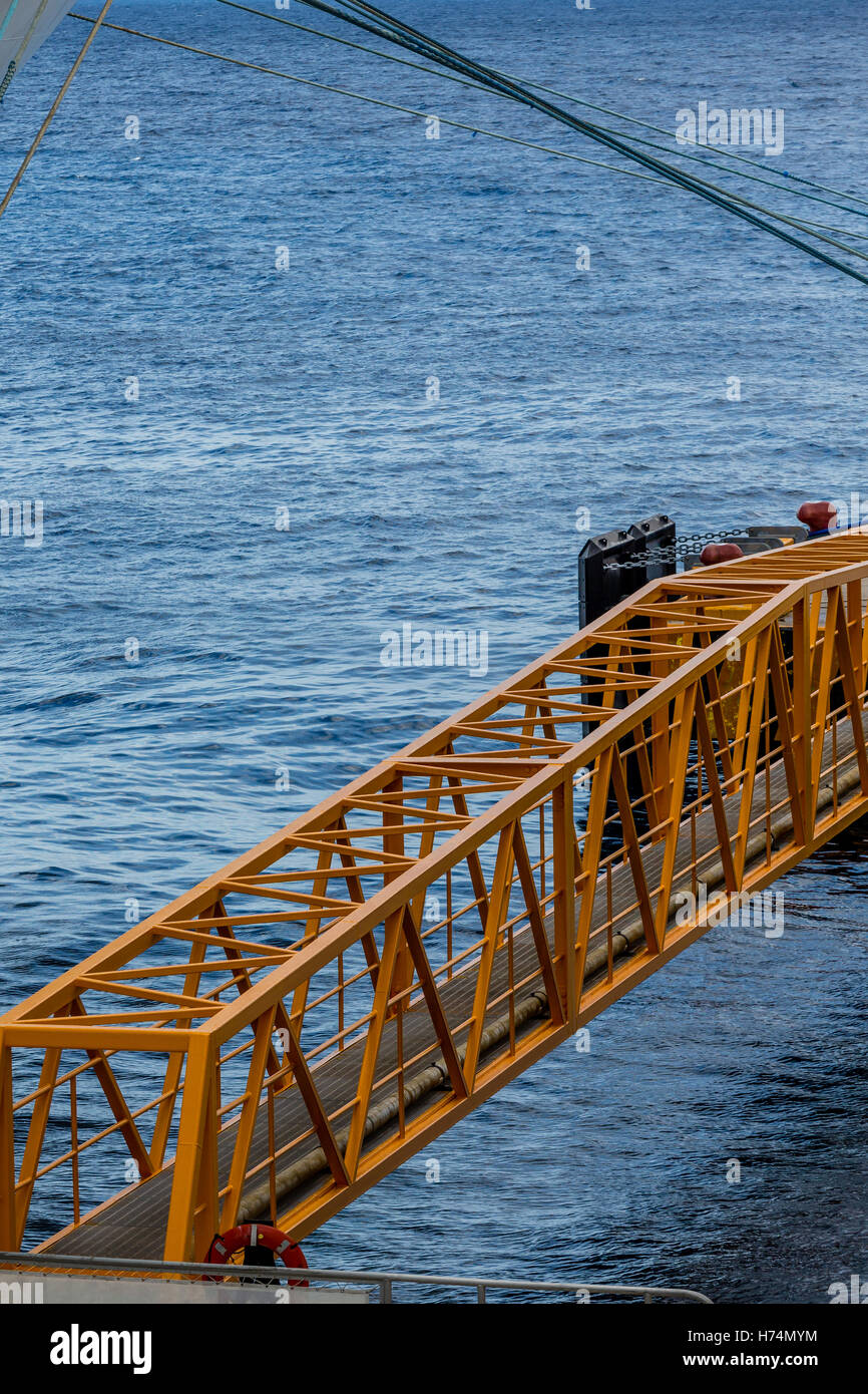 Gelbe Metall Balkenbrücke über Wasser im Hafen Stockfoto