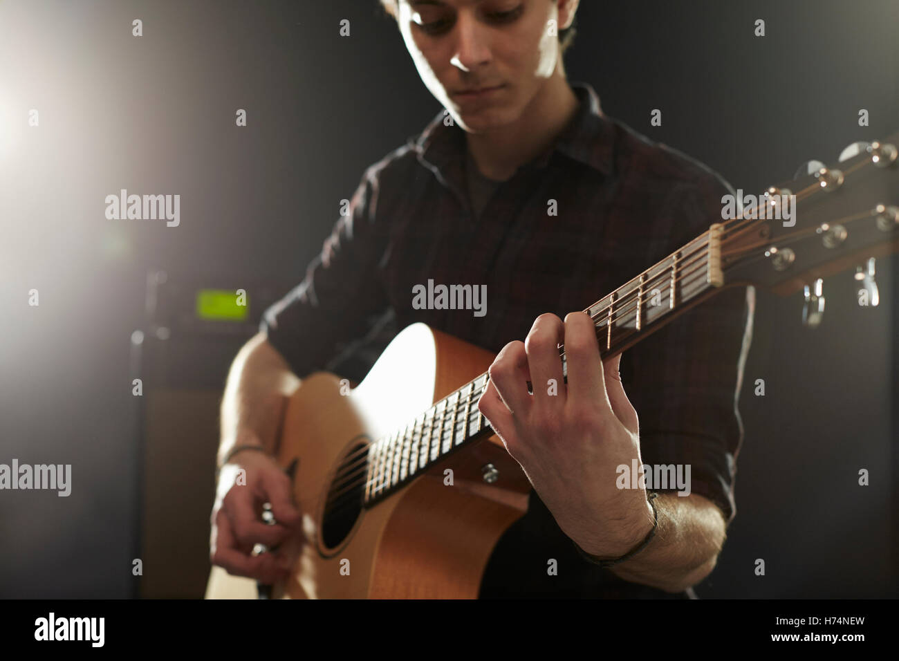 Man spielt akustische Gitarre im Studio Stockfoto