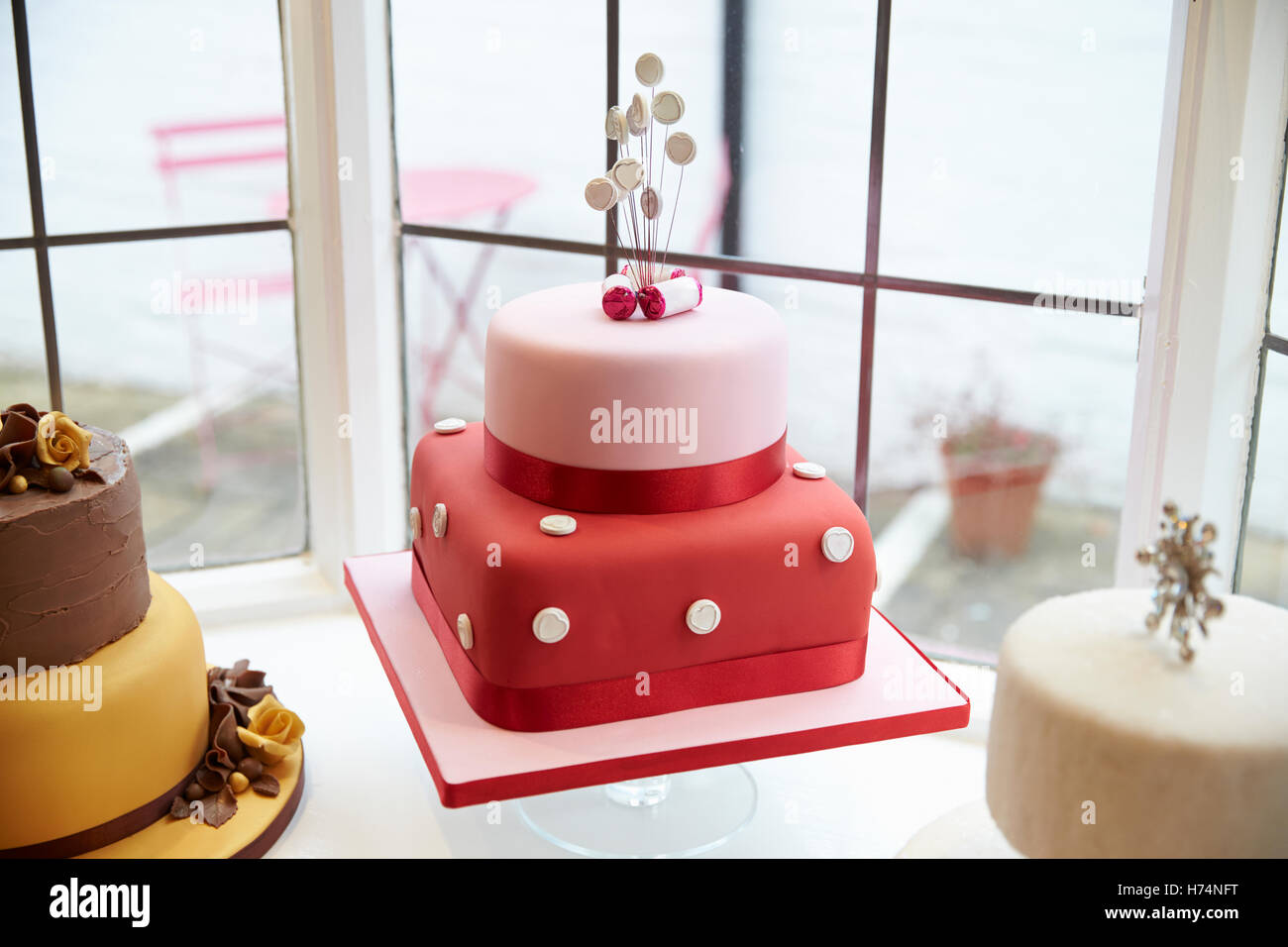 Schaufenster In Kuchen dekorieren Shop Stockfoto