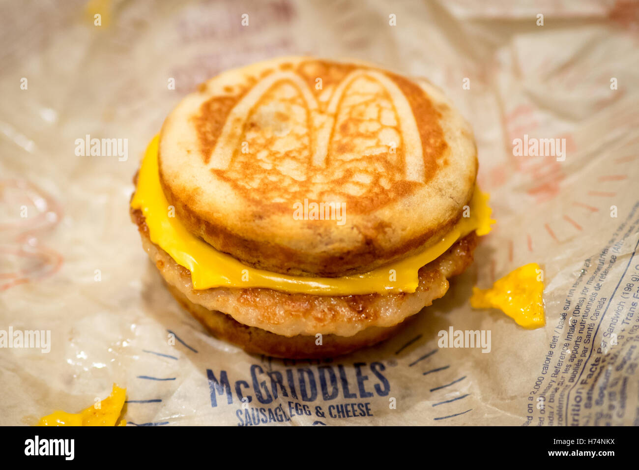 Eines McDonalds's-Wurst, Ei und Käse McGriddle Frühstück Sandwich. Stockfoto