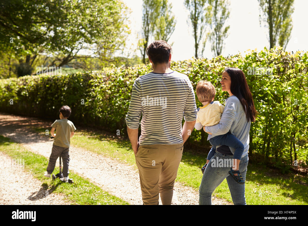 Rückansicht der Familie gehen Spaziergang im Sommer Landschaft Stockfoto