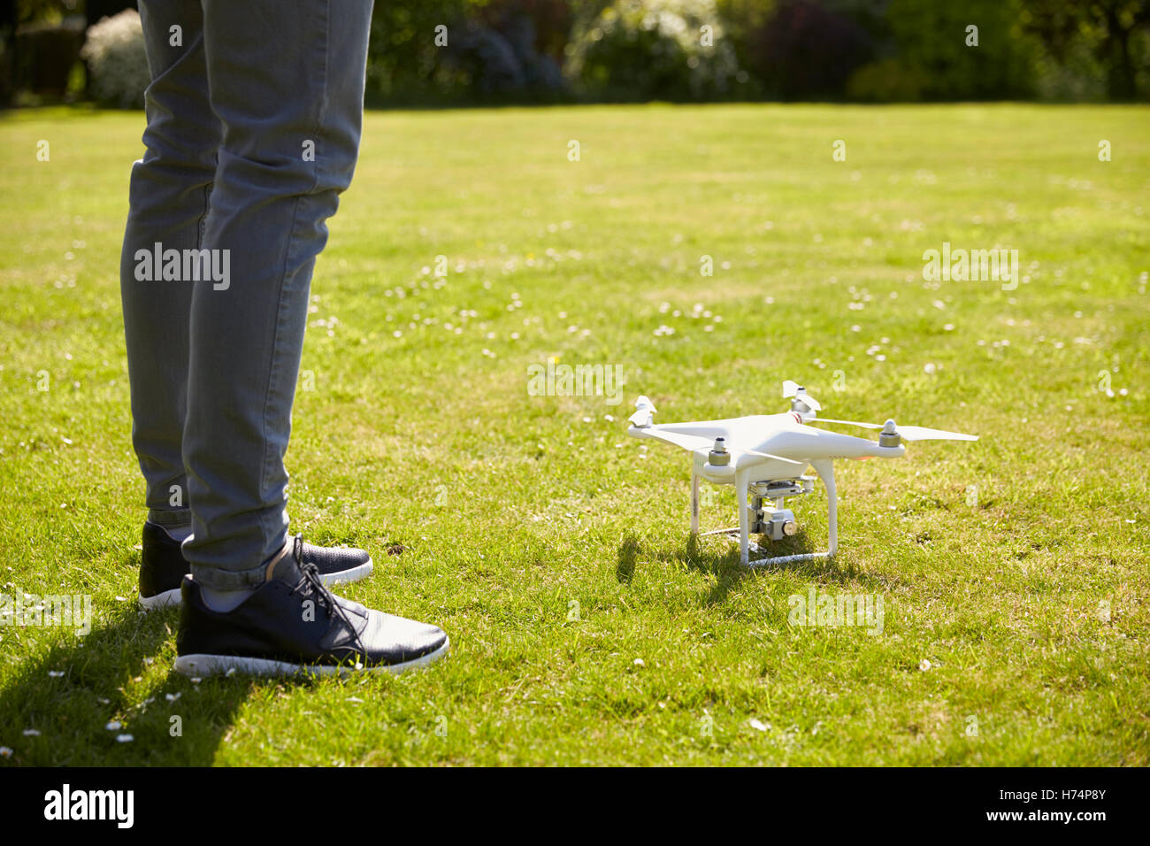 Nahaufnahme des Menschen fliegen Drone Quadcopter im Garten Stockfoto