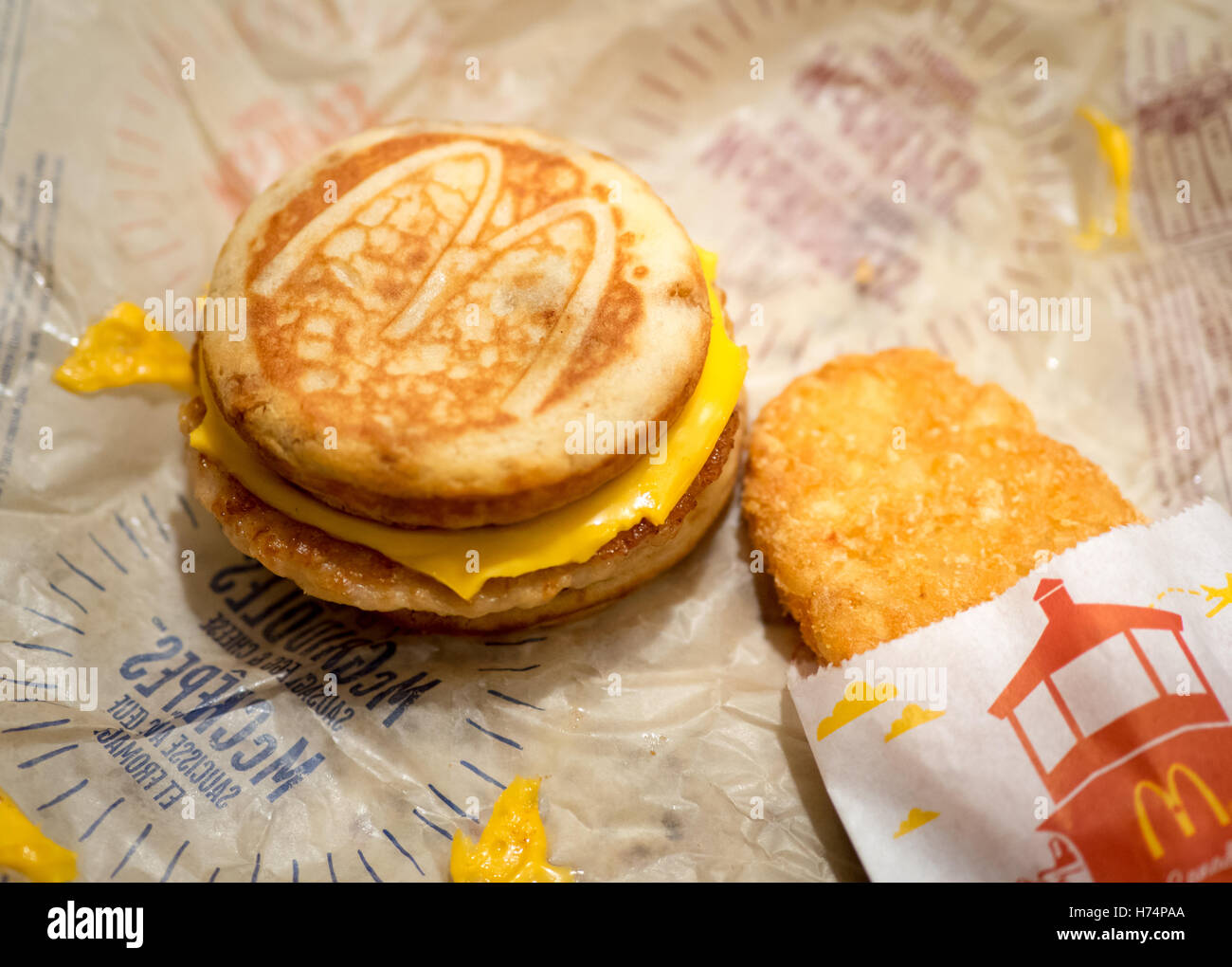 Eines McDonalds's-Wurst, Ei und Käse McGriddle Frühstück Sandwich. Stockfoto