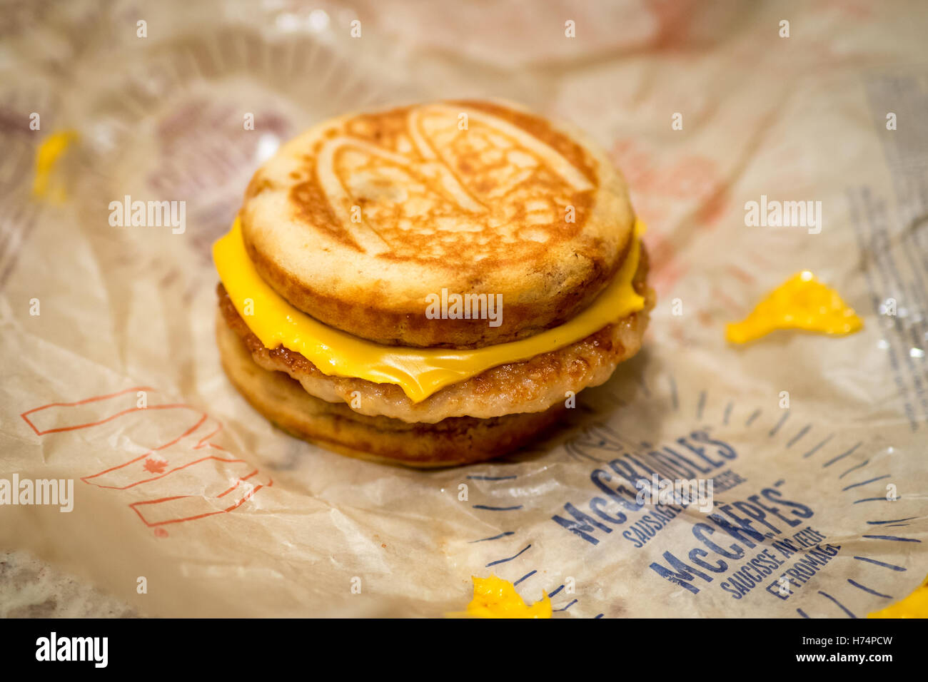 Eines McDonalds's-Wurst, Ei und Käse McGriddle Frühstück Sandwich. Stockfoto