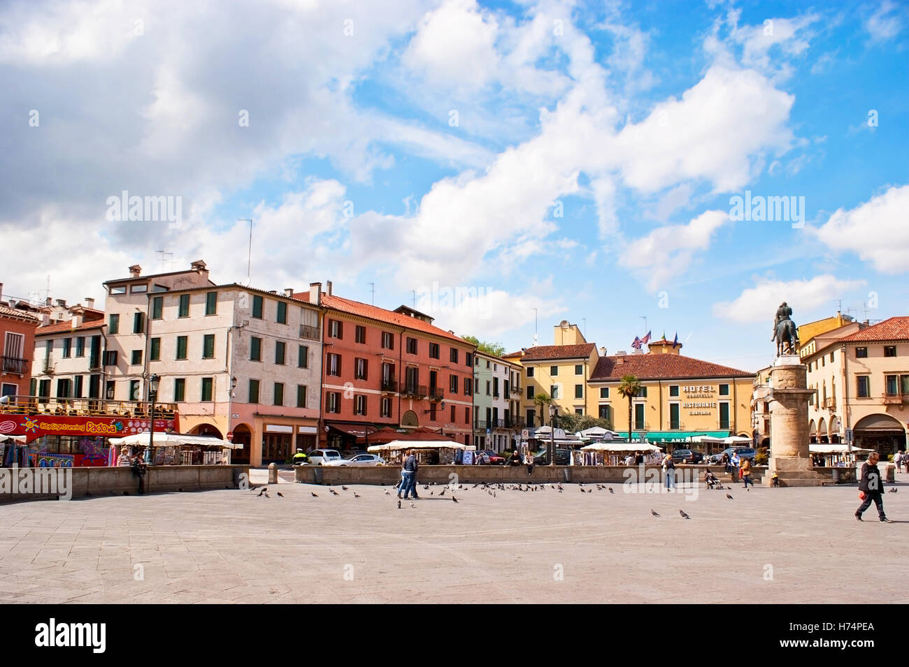 Piazza del Santo ist der belebten Platz, voll von Geschäften, Cafés und Hotels, mit Reiterdenkmal des Gattamelata von Donatello Stockfoto