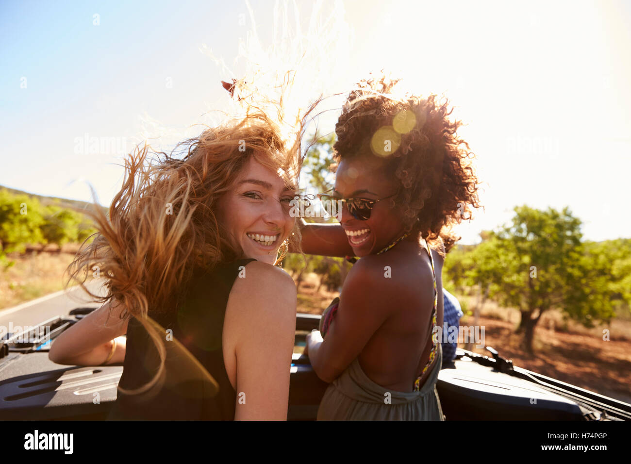 Zwei Frauen stehen auf der Rückseite offen Auto Kamera drehen Stockfoto