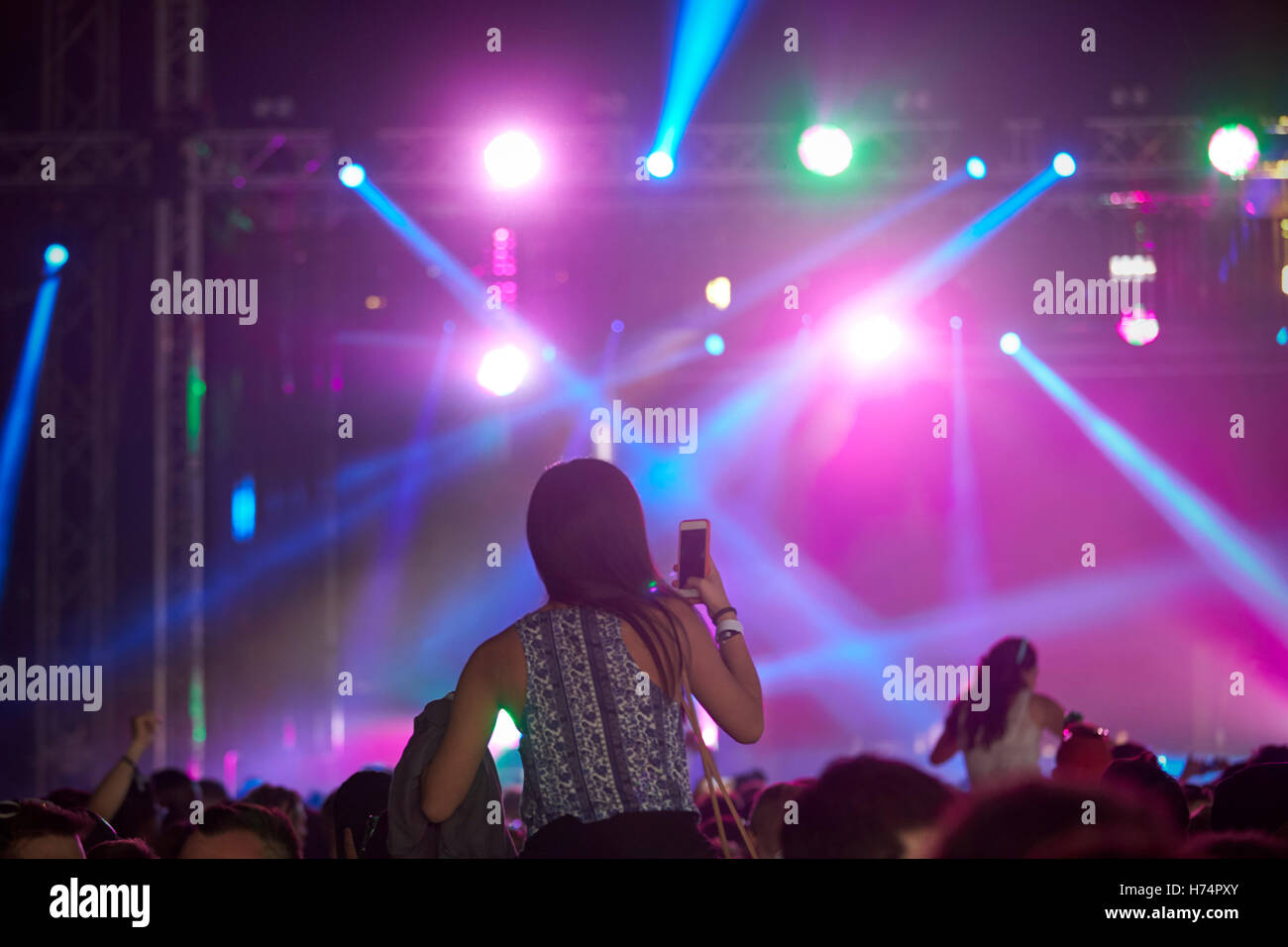 Lüfter, die Aufnahme von Fotos auf dem Handy beim Musikfestival Stockfoto