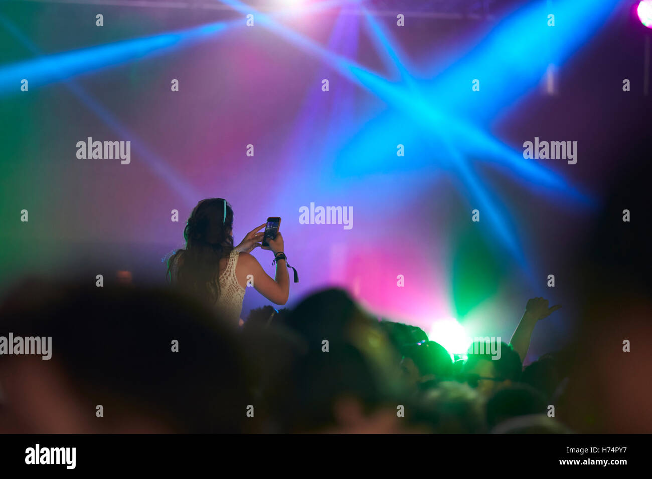 Lüfter, die Aufnahme von Fotos auf dem Handy beim Musikfestival Stockfoto