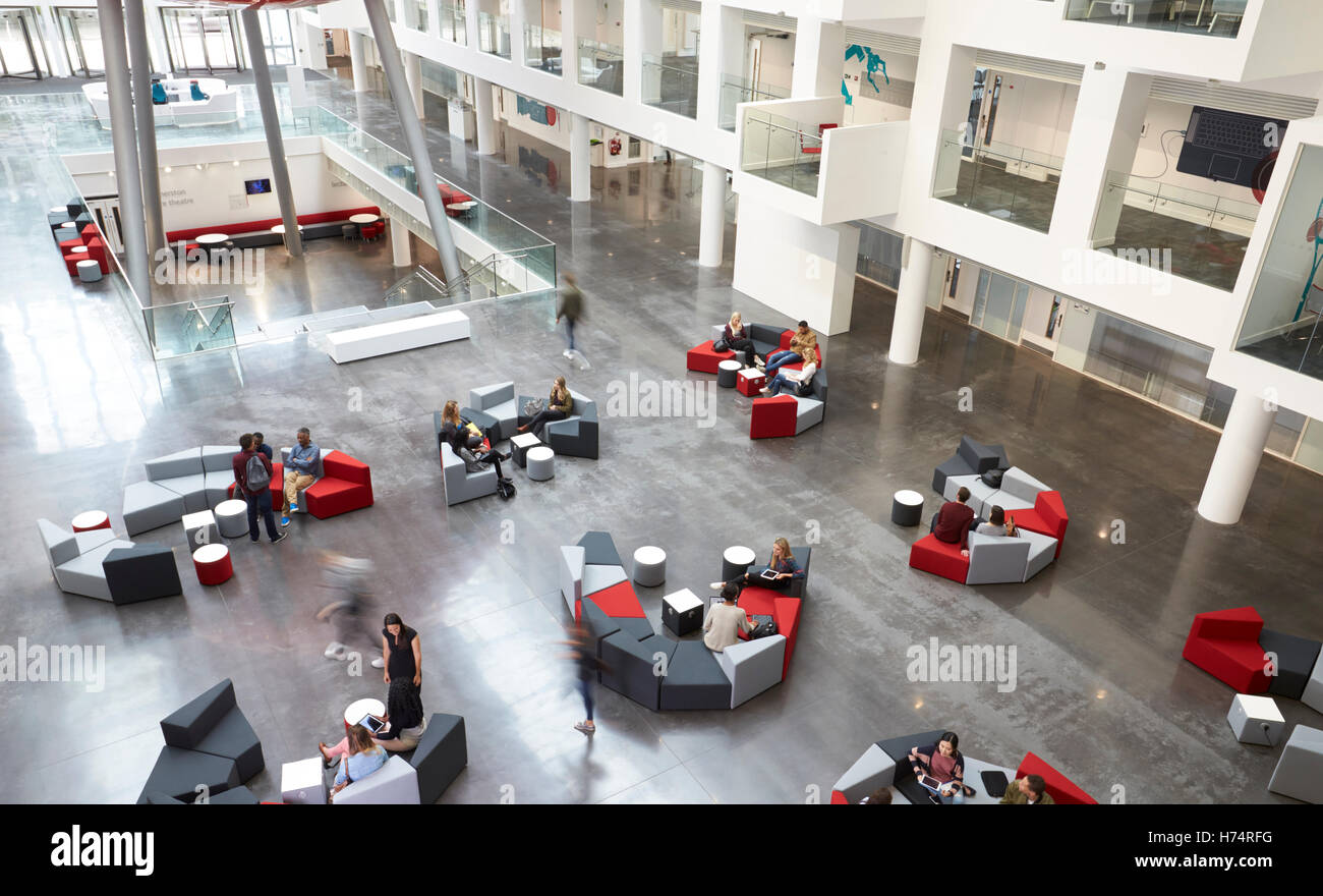 Erhöhten Blick auf Sitzgelegenheiten in einem Universität Atrium, Bewegungsunschärfe Stockfoto