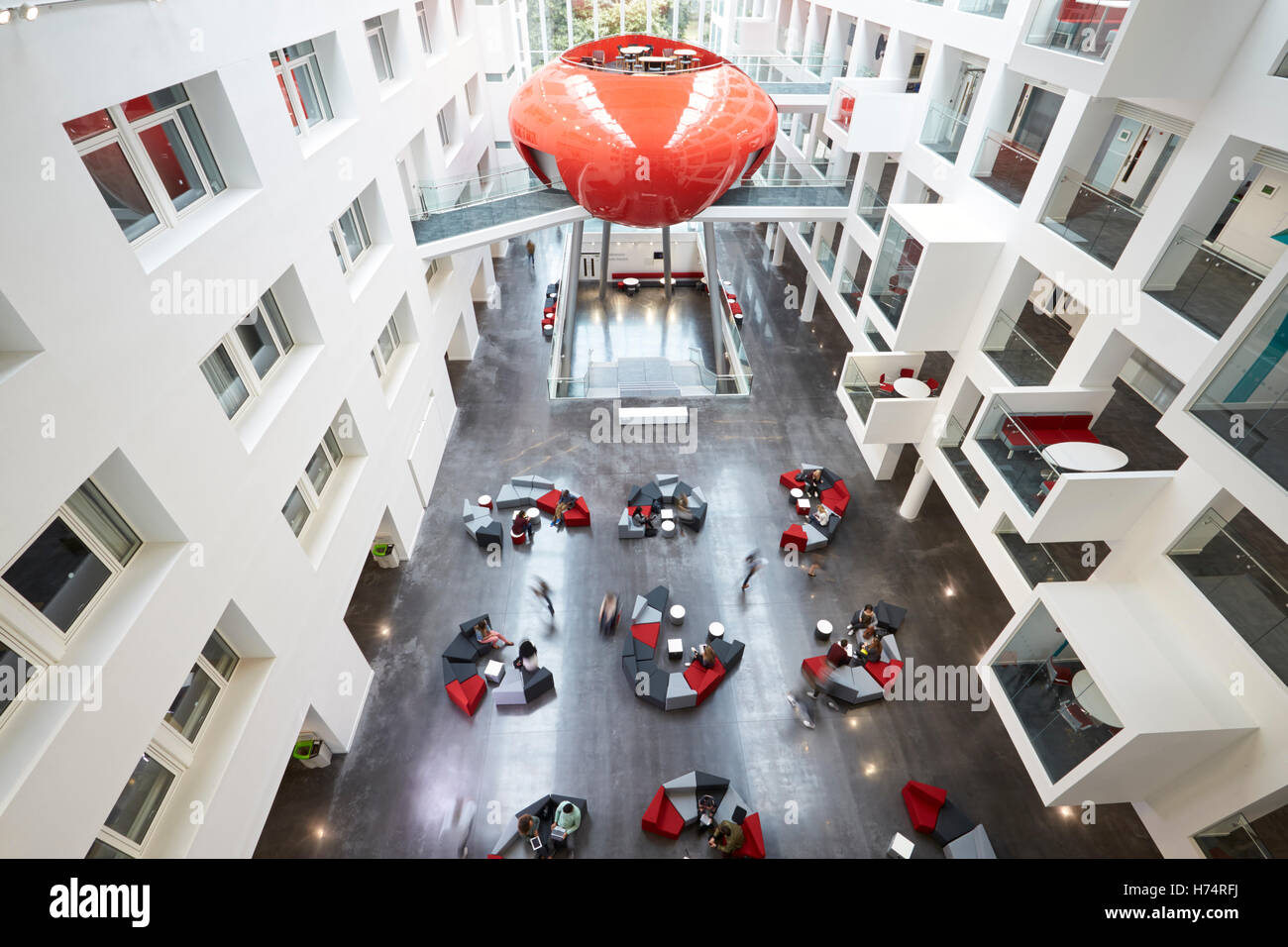 Bewegen der Atrium-Bereich der modernen Universität Studenten Stockfoto