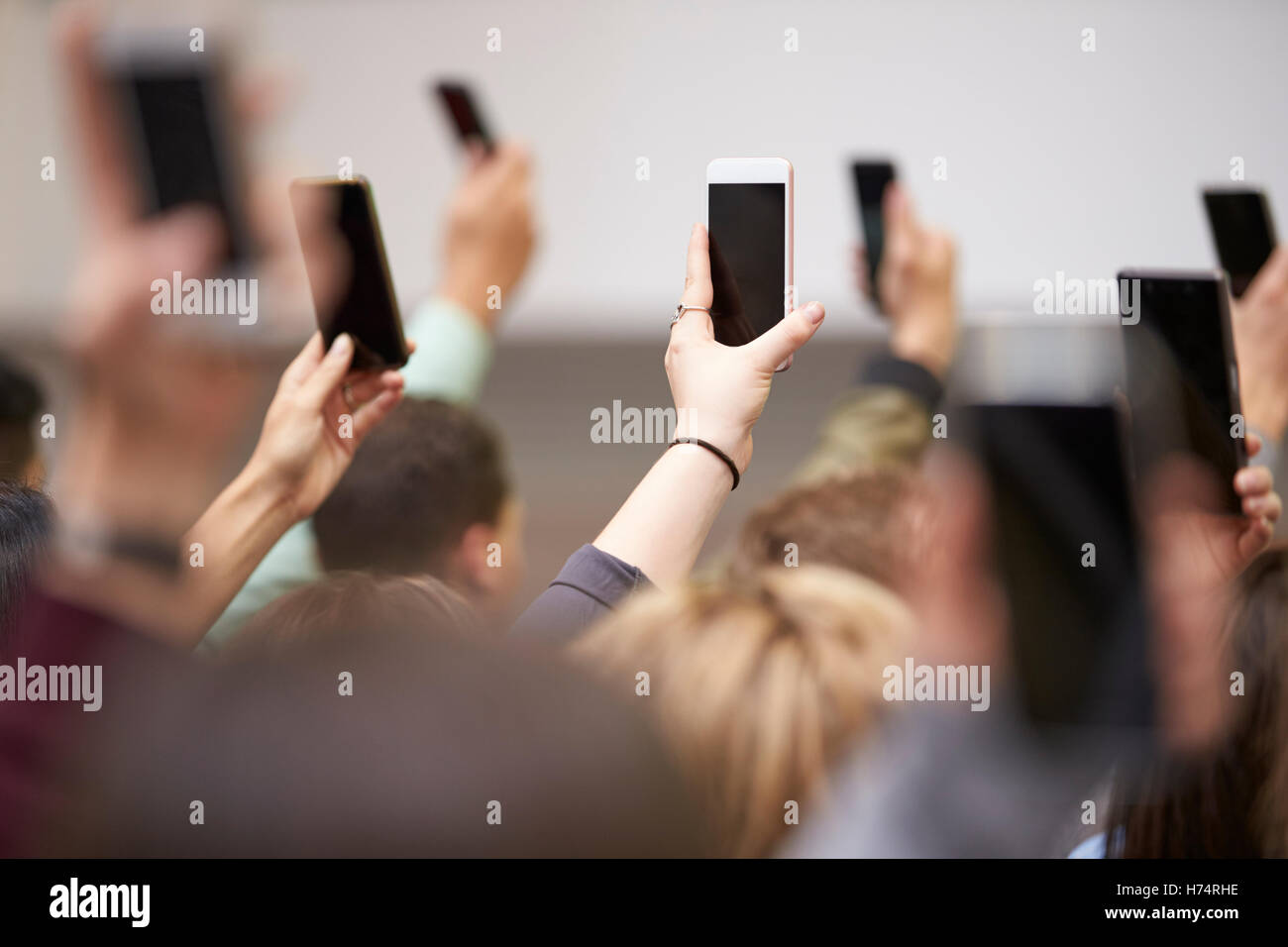 Hände in einer Menschenmenge halten Handys bis zu fotografieren Stockfoto