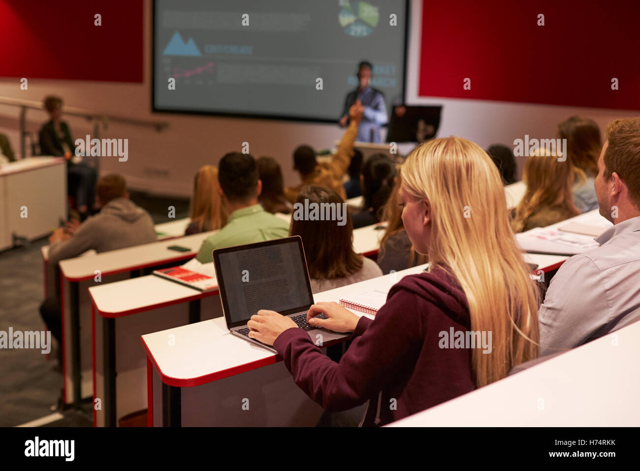 Erwachsene Schüler mit Laptop-Computer an einer Uni-Vorlesung Stockfoto