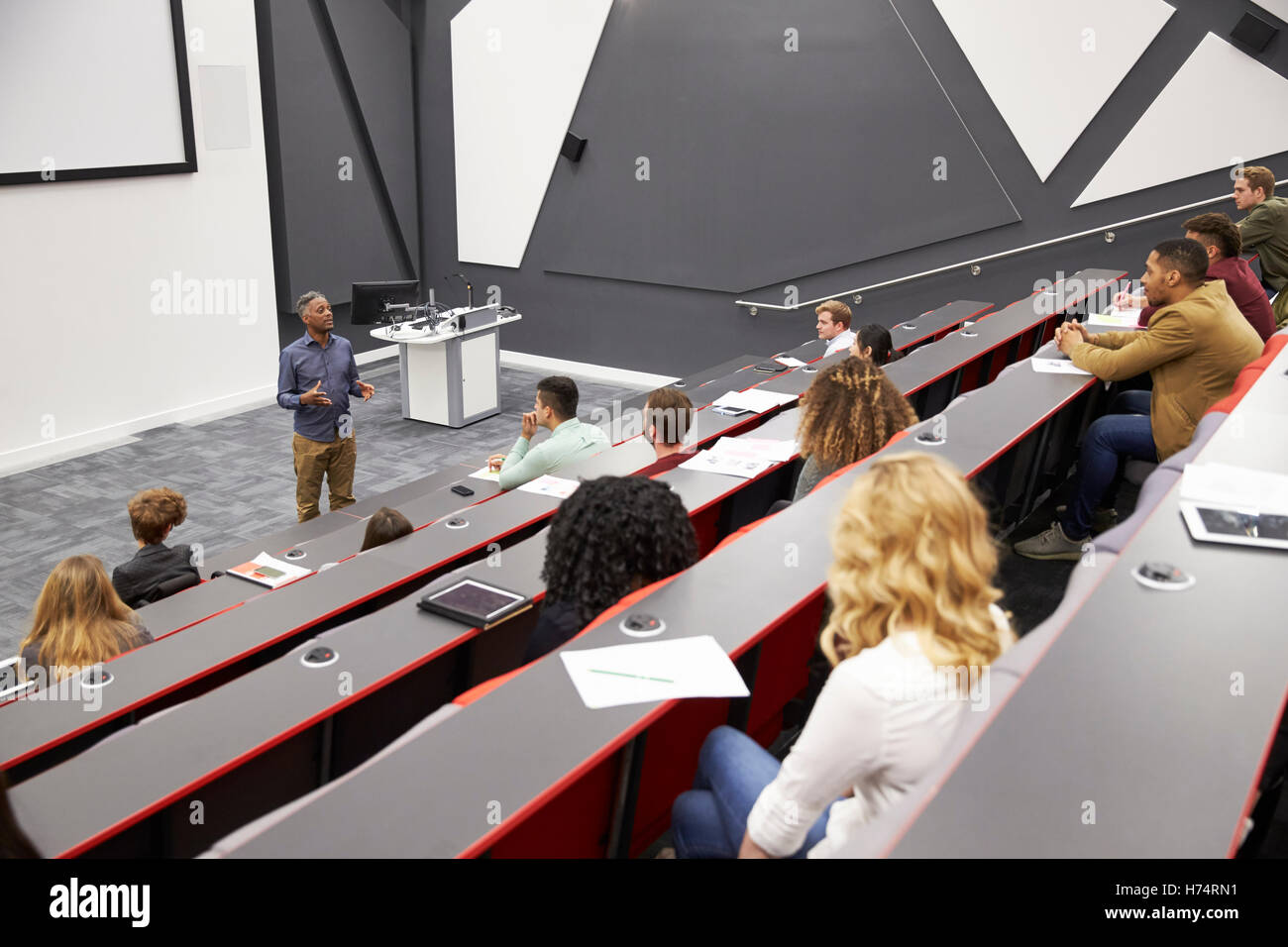 Man lehrt Studenten im Hörsaal Mitte Sitzreihe POV Stockfoto