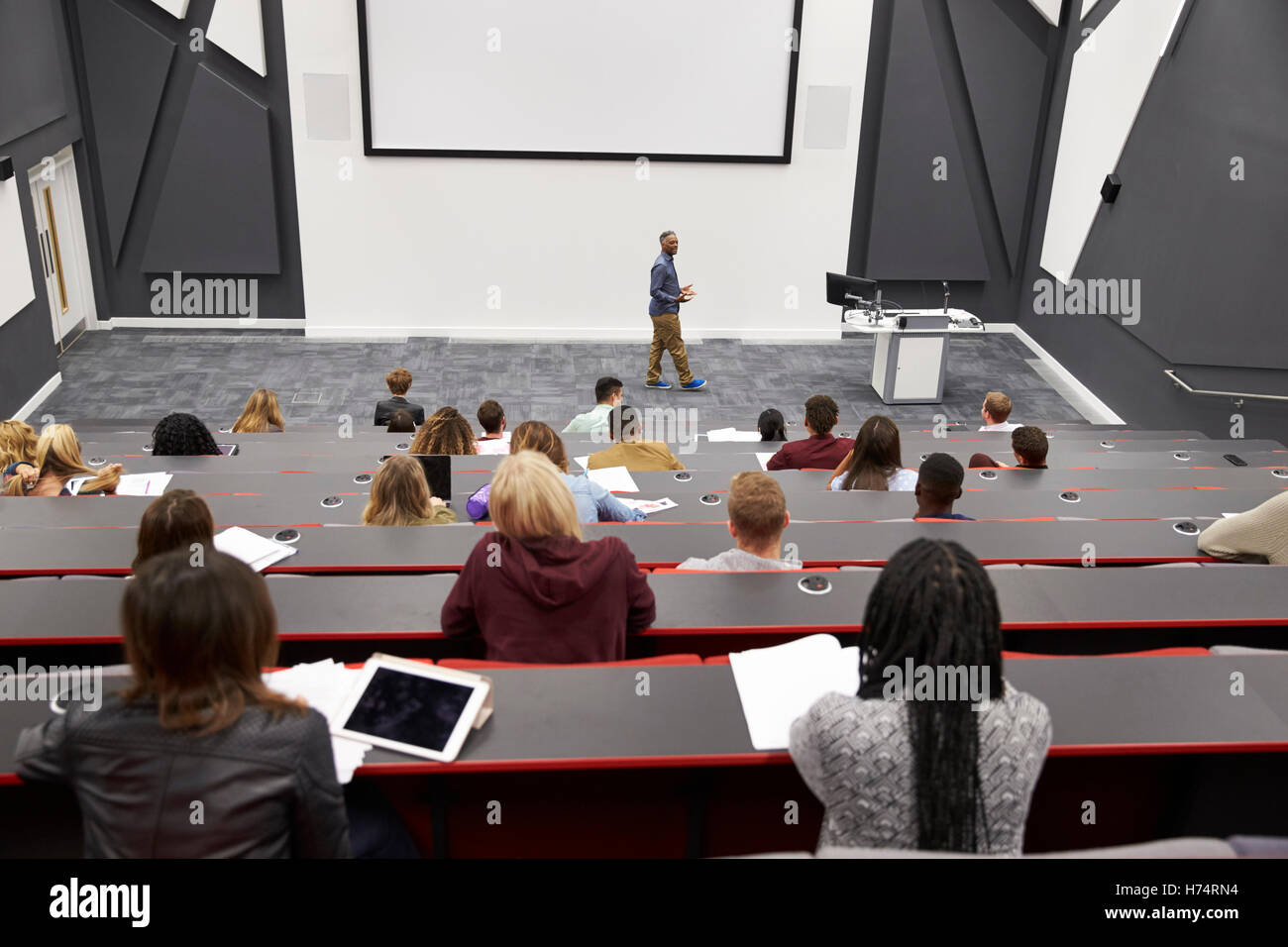 Mann Vorträge Studenten im Hörsaal, hintere Sitzreihe POV Stockfoto