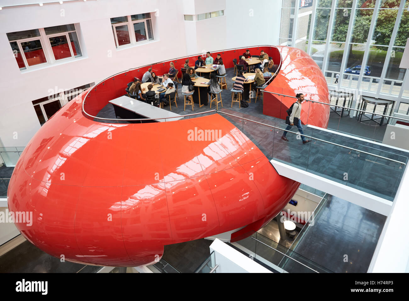 Design der Universität Mezzanine Sozialraum, erhöhten Blick Stockfoto