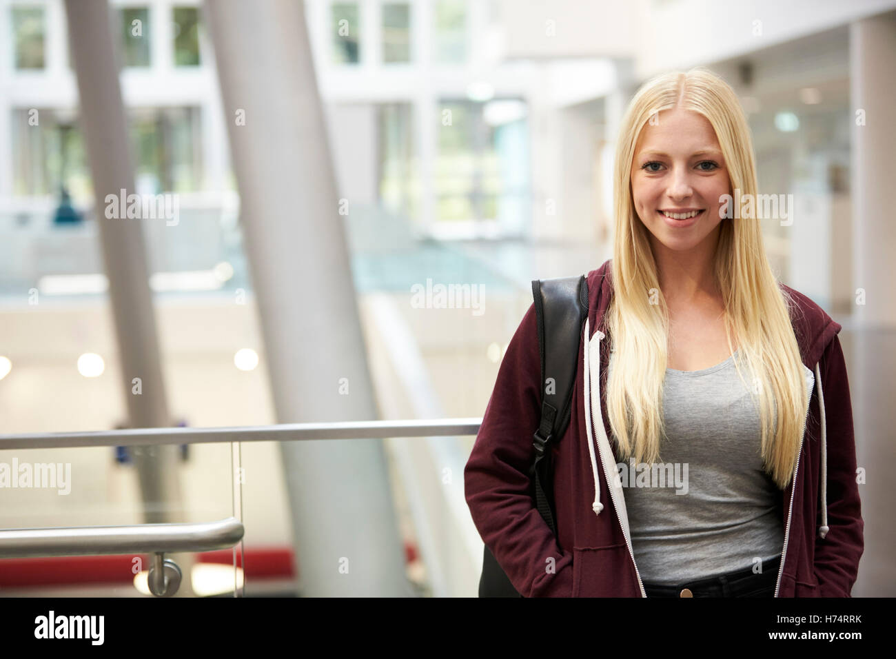 Lächelnden blonden Haaren Studentin in Universitätsgebäude Stockfoto