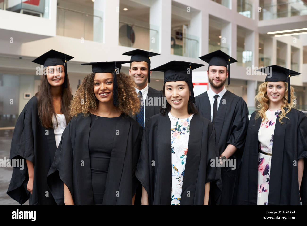 Gruppenbild der Hochschulabsolventen in Mütze und Mantel Stockfoto