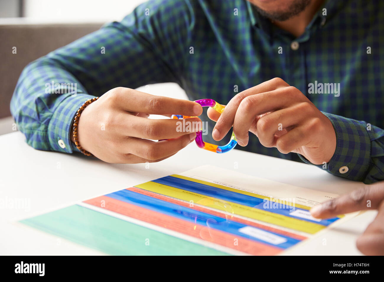 Nahaufnahme der Schüler mit Legasthenie mit farbigen Overlays Stockfoto